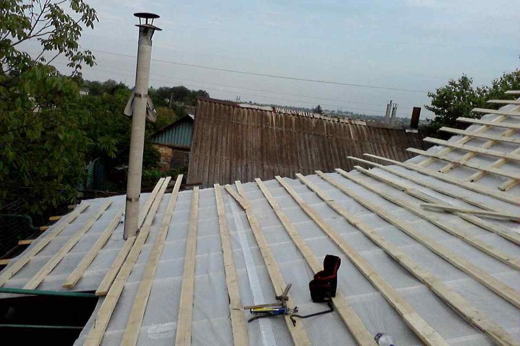У Полтаві чоловік знепритомнів на даху будинку: викликали рятувальників та «швидку»