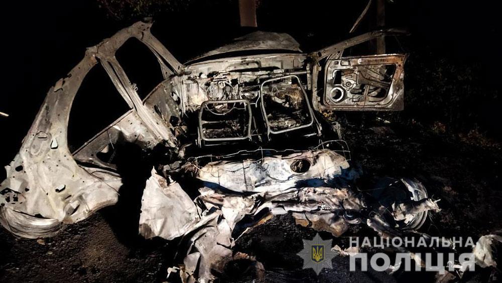 На Полтавщині автівка в’їхала в електроопору й згоріла: водій утік