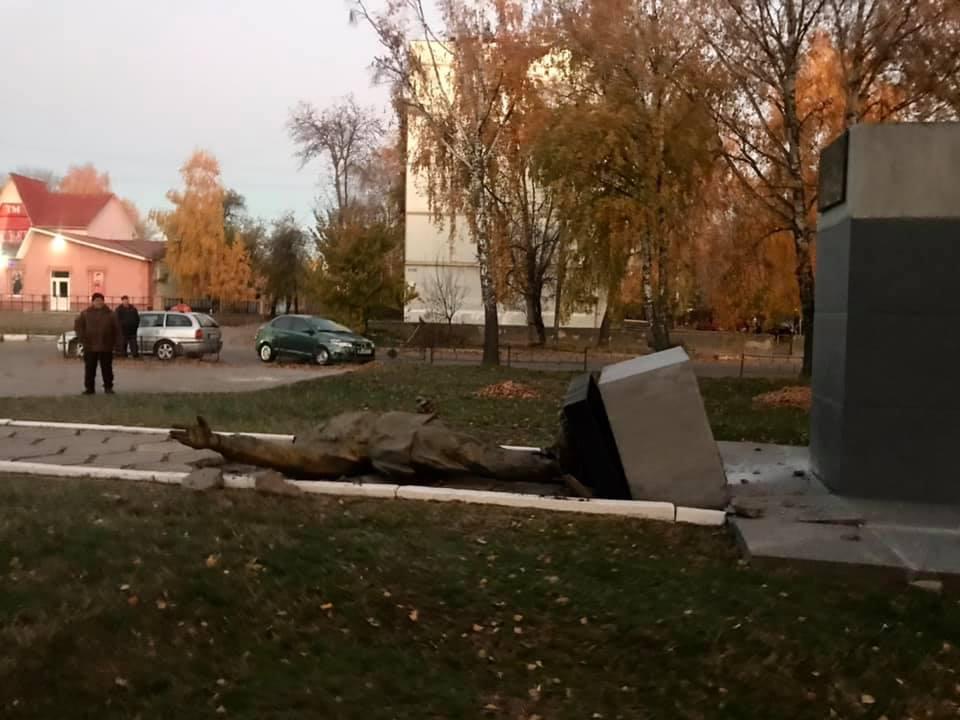 У Лубнах вночі розгромили пам’ятник Чапаєву. ФОТО