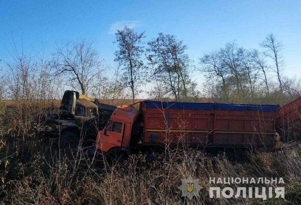 На Полтавщині «КАМАЗ» протаранив вантажівку та збив на смерть чоловіка, що її ремонтував