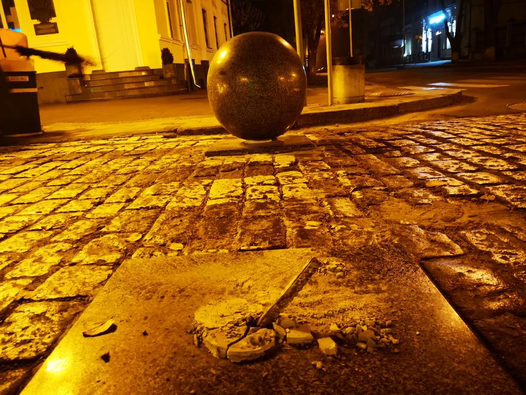 Ганяти шари по-полтавськи: відірвали першу гранітну кулю на Соборності. ФОТО. ВІДЕО