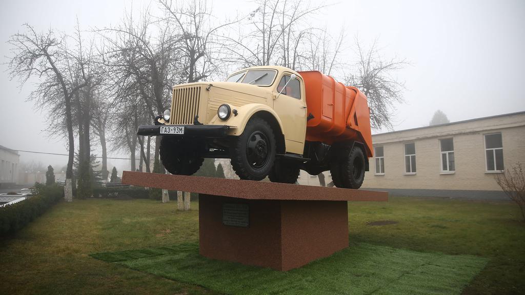 На Полтавщині відкрили пам’ятний знак сміттєвозу