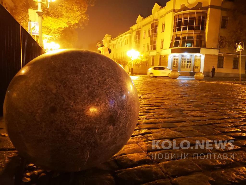 Поліція розшукує авто, яке знесло гранітну кулю в центрі Полтави