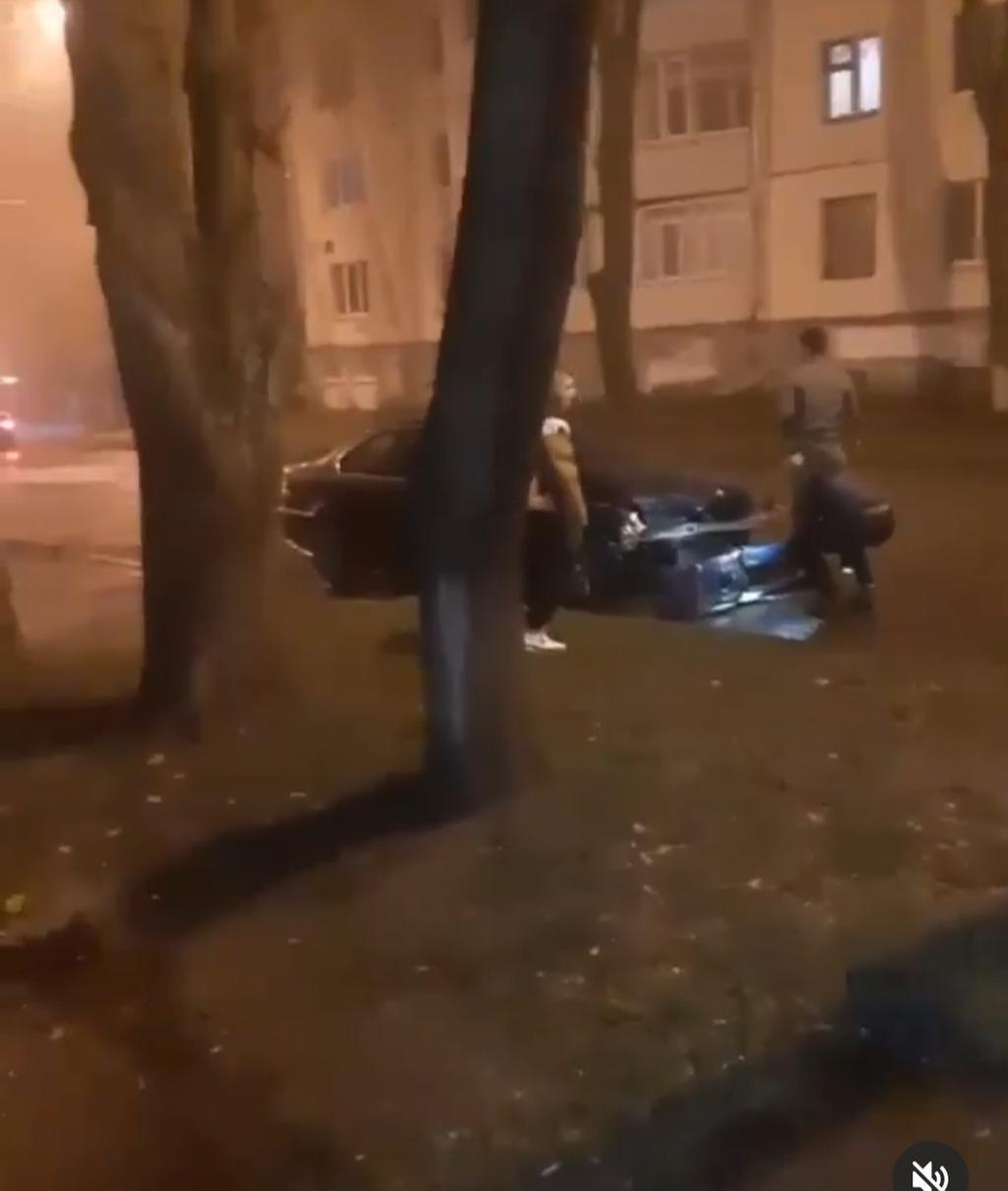 У Полтаві легковик врізався в дерево біля пам’ятника Мазепі. ВІДЕО