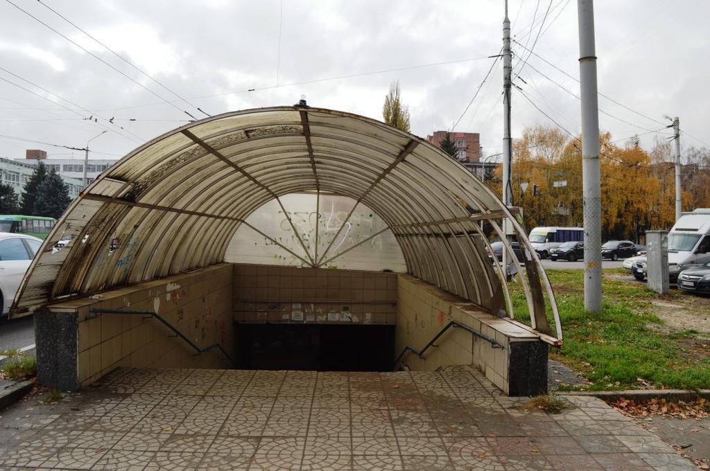 Підземні переходи в Полтаві: руїни, вибиті двері та запльована підлога. ФОТО