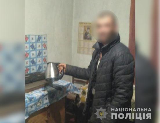 На Полтавщині чоловік травмував малюка, кинувши в нього металевий чайник