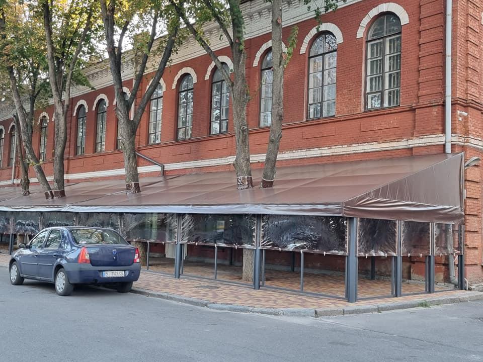 Прибудова ресторану до історичної будівлі в центрі Полтави підлягає демонтажу: прокуратура