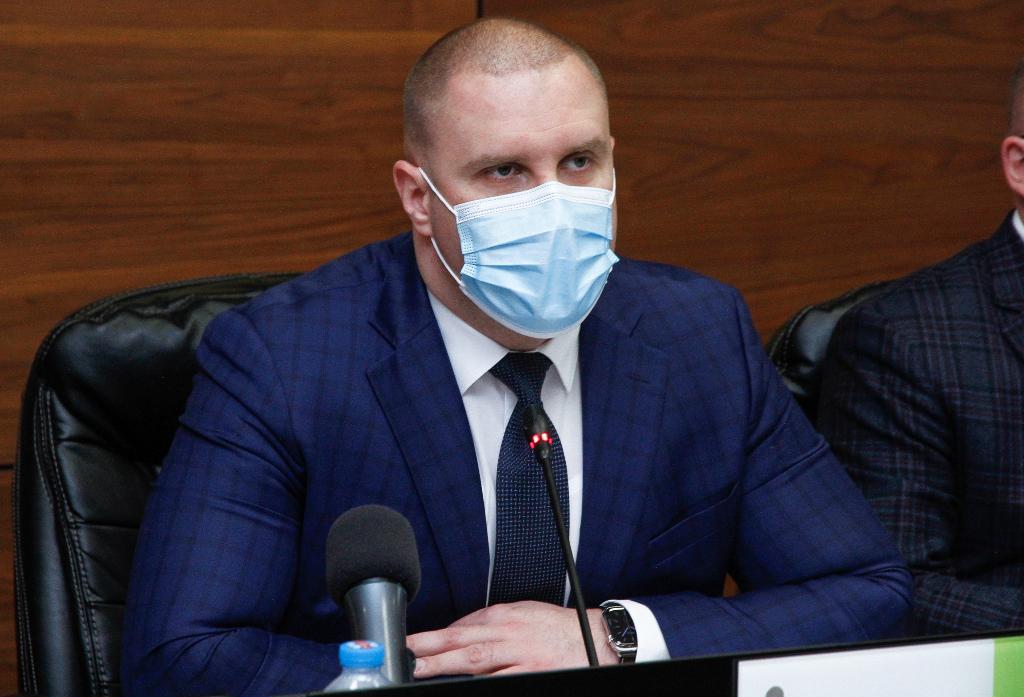 Невакцинованих чиновників та освітян відсторонять від роботи