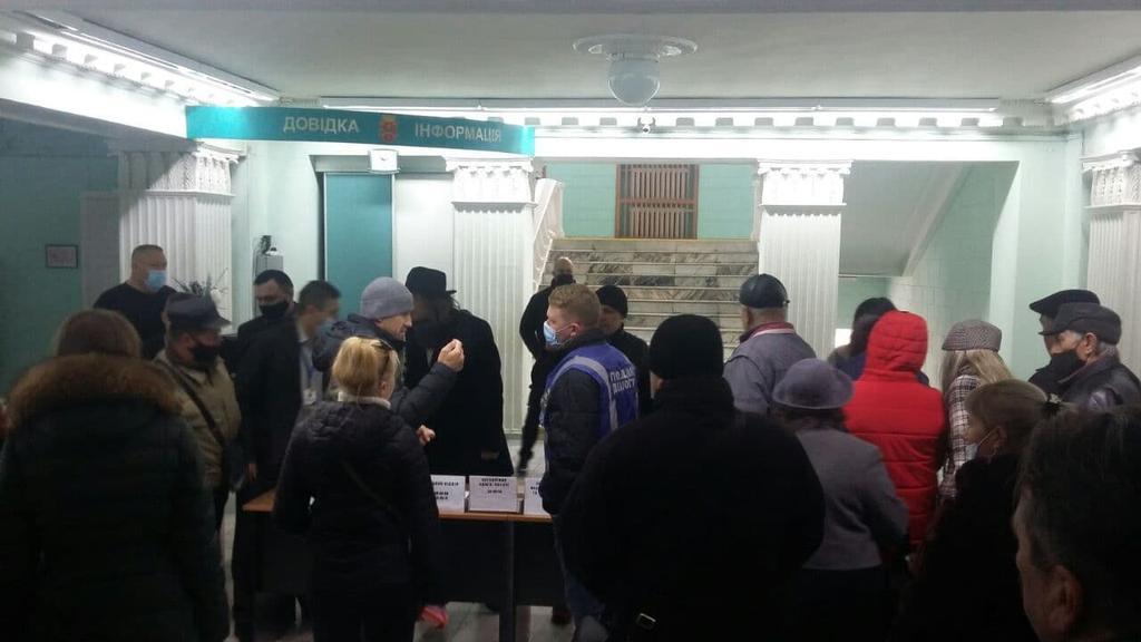 У Полтаві відеоблогер з активістами намагається прорватися до міського голови