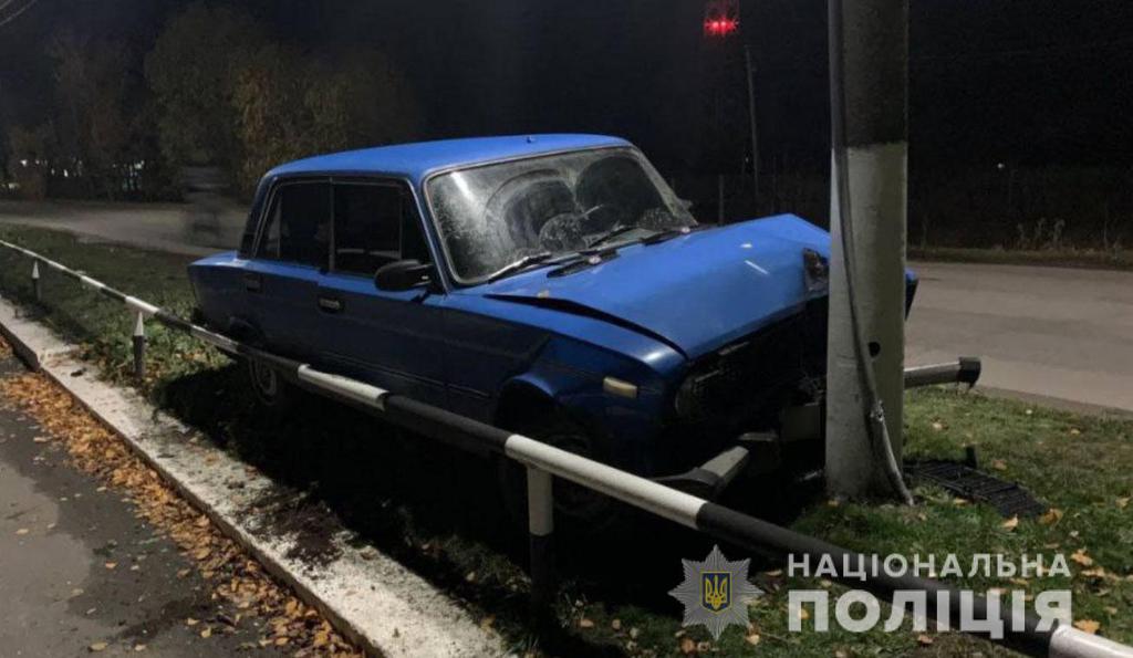 На Полтавщині нетверезий водій, тікаючи від поліції, в’їхав у електроопору