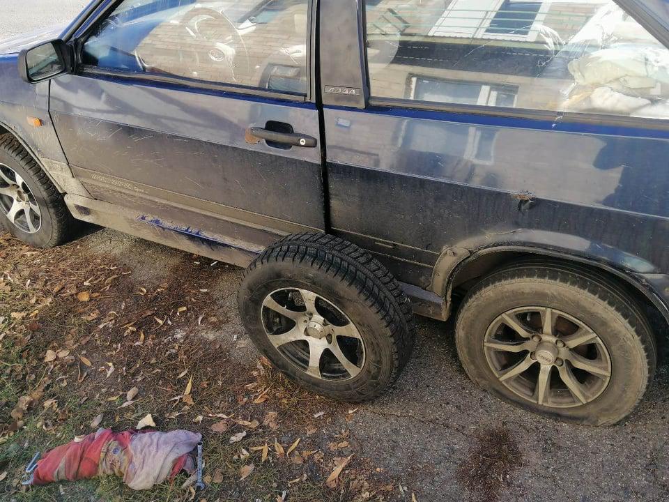 У Полтаві вночі порізали колеса на автомобілях