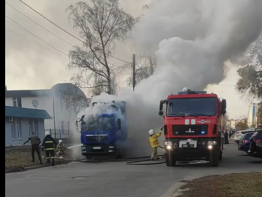 У Полтаві загорілася автівка: рух на площі Павленківській тимчасово перекритий. ВІДЕО