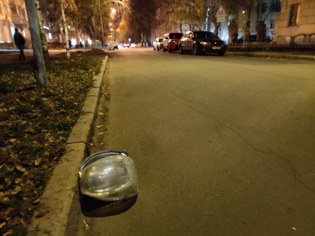 У центрі Полтави поблизу школи впав ліхтар