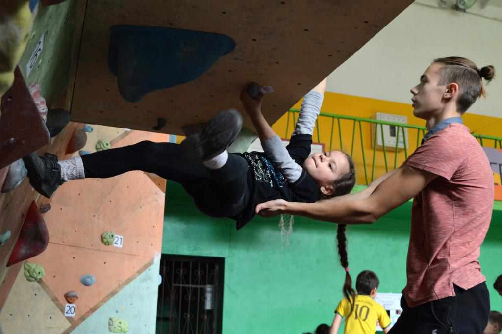 Діти від шести років змагалися у скелелазінні в Полтаві