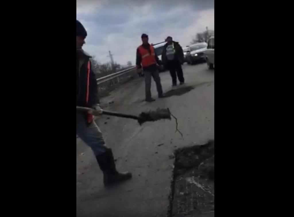 Чотирьох працівників попередили, одного звільнили з Полтавського облавтодору за латання ям на дорозі землею
