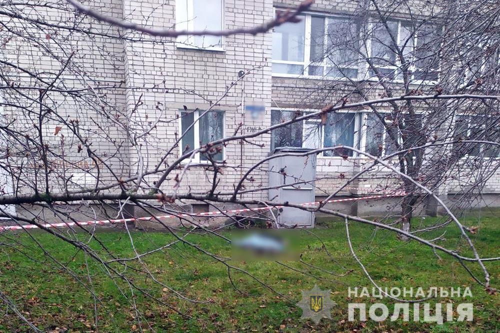 На Полтавщині чоловік випав з даху багатоповерхівки