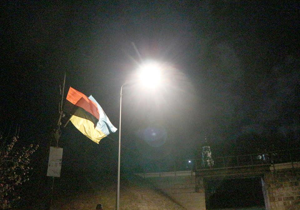 До Дня Гідності та Свободи в Полтаві встановили прапори біля тунелю