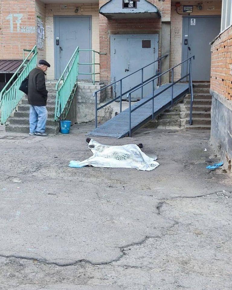 У Полтаві з сьомого поверху випала жінка