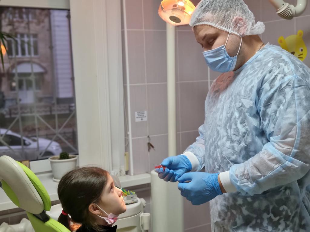 Вирівняти криві зуби та виправити прикус: про брекети, пластинки та інші методи ортодонтичного лікування в Полтаві. ФОТО
