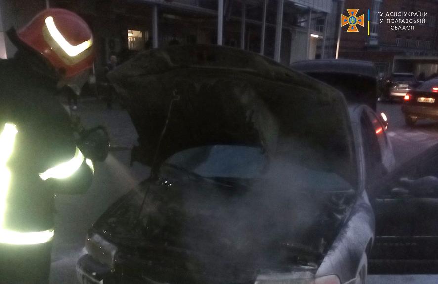 У Полтаві біля «Конкорду» горів легковик