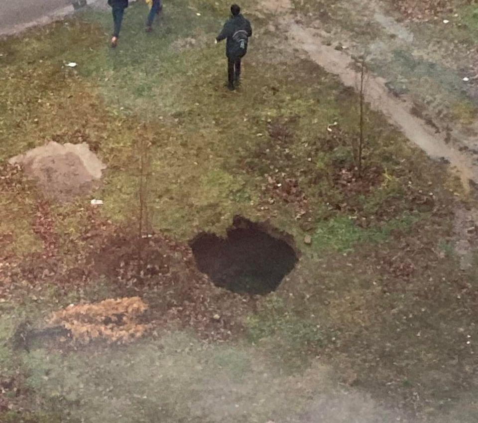 У Полтаві на вулиці Головка утворилося провалля. ФОТОФАКТ