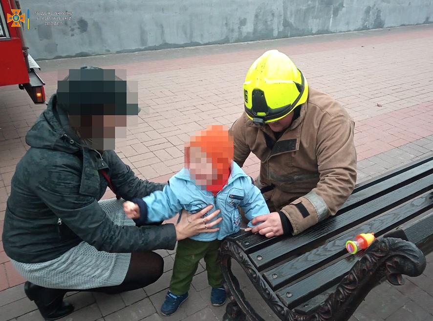 На Полтавщині рятували малюка, рука якого застрягла між дошками лави