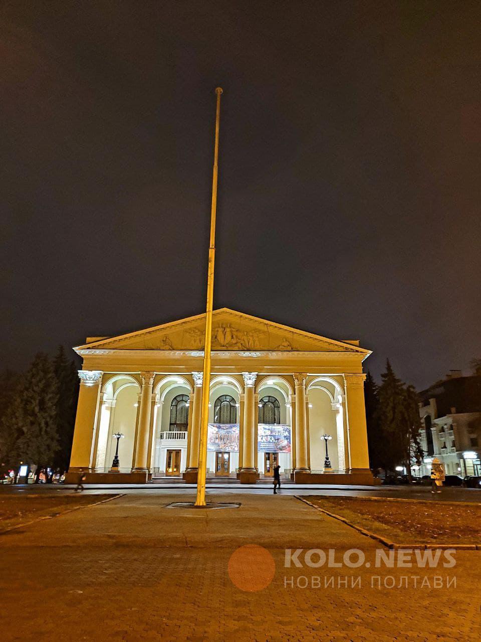 У Полтаві почали встановлювати новорічну ялинку. ФОТОФАКТ