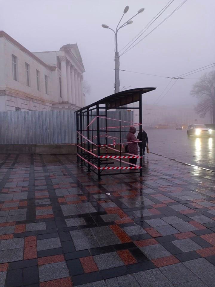 У центрі Полтави нарешті почали обладнувати зупинку, яка буде тимчасовою 3 роки. ФОТО