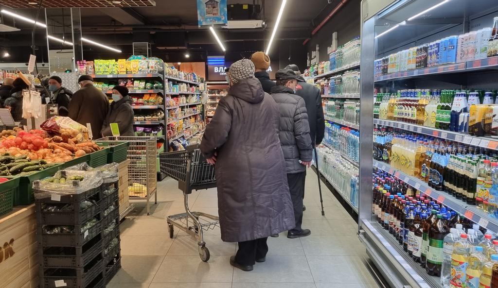 Дві години в черзі по соціальний хліб: полтавці розповіли, що змушує чекати дешевий продукт. ФОТО