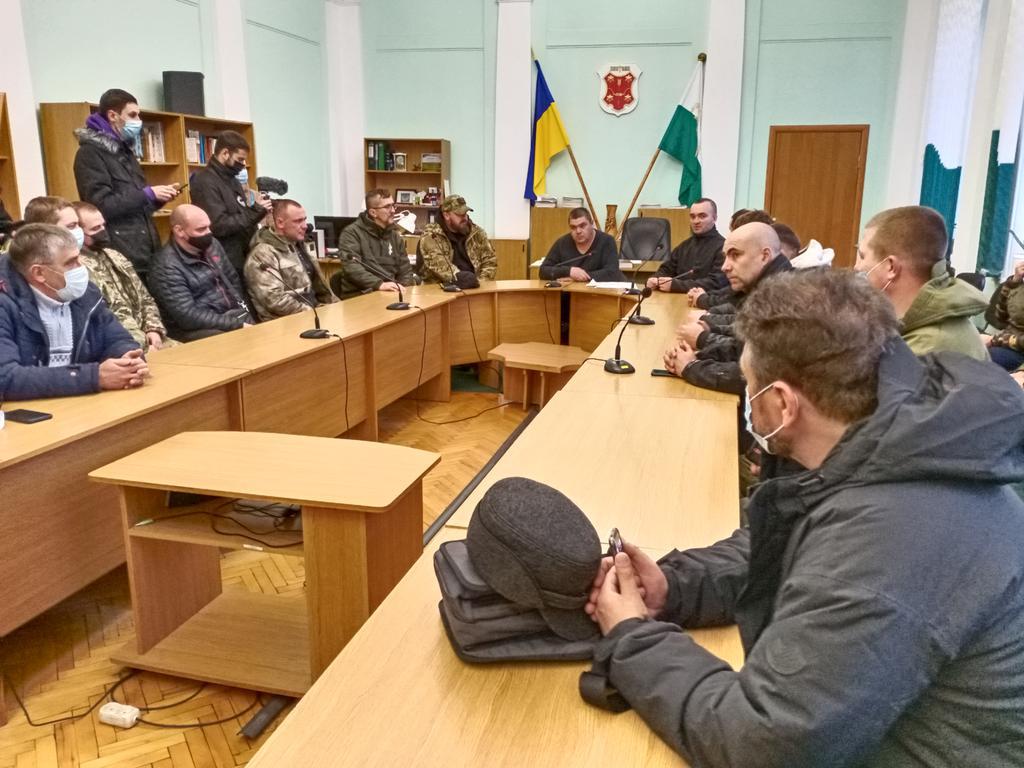 Мамай не прийшов на зустріч з ветеранами, а Карпова виштовхали з кабінету. ВІДЕО