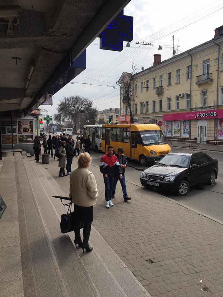У Полтаві поперек дороги і посеред зупинки громадського транспорту припаркували автівку
