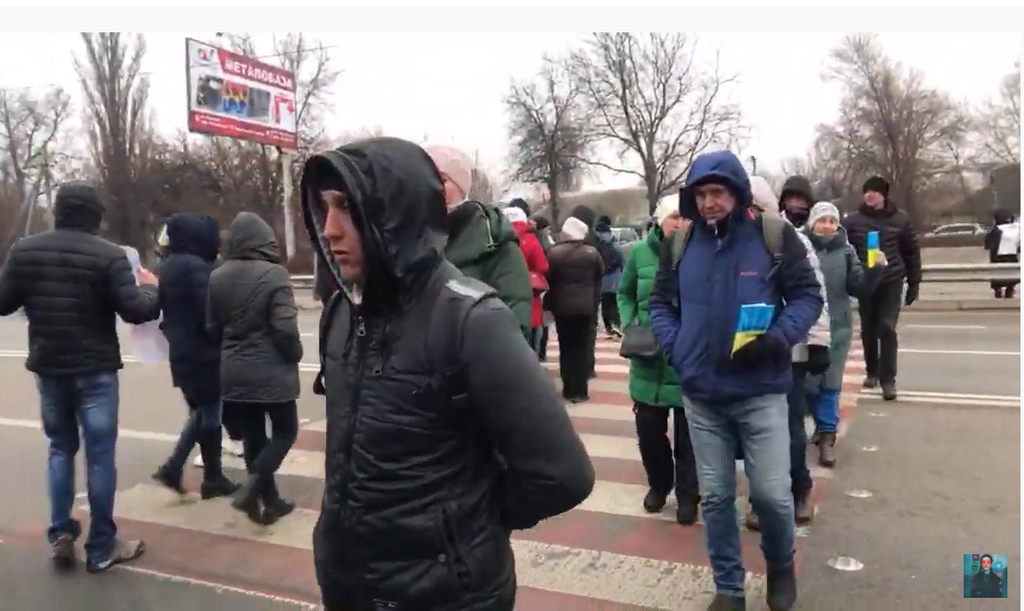 Біля Полтави антивакцинатори вийшли на акцію протесту на трасу Київ-Харків. ВІДЕО