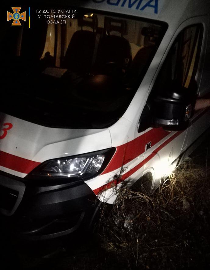  На Полтавщині машина швидкої допомоги провалилась у люк, коли їхала на виклик. ФОТО