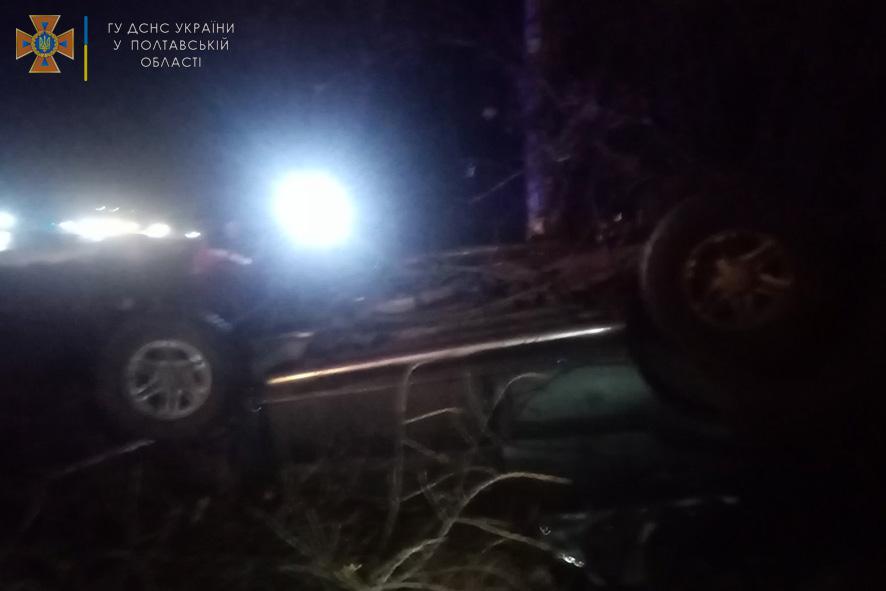 Аварія на дорозі на Полтавщині: водія довелося визволяти з авто. ВІДЕО