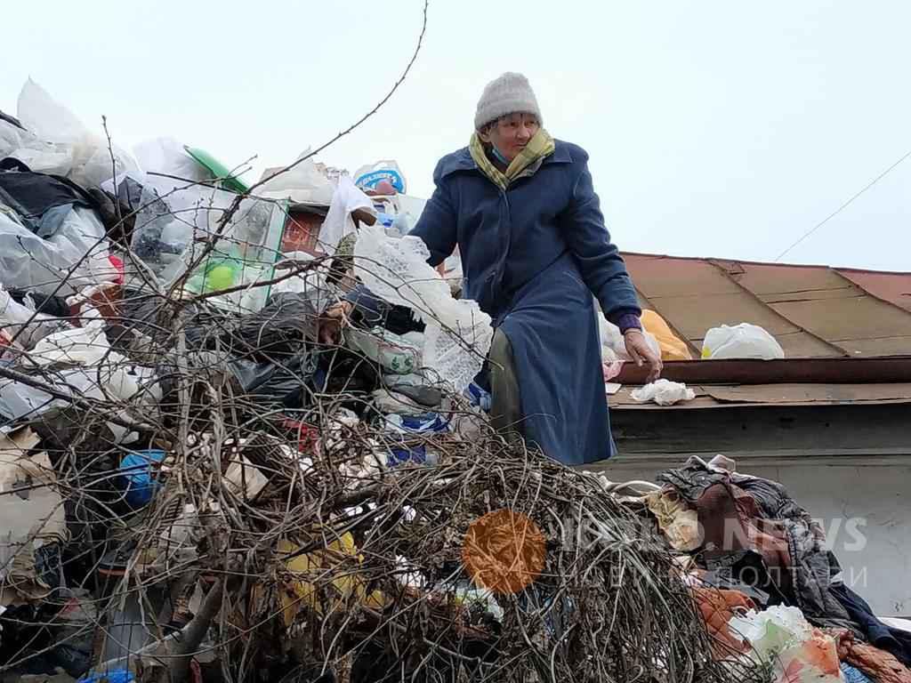 Тонни сміття: у Полтаві жінка знову зносить непотріб у хату та двір, а потерпають сусіди