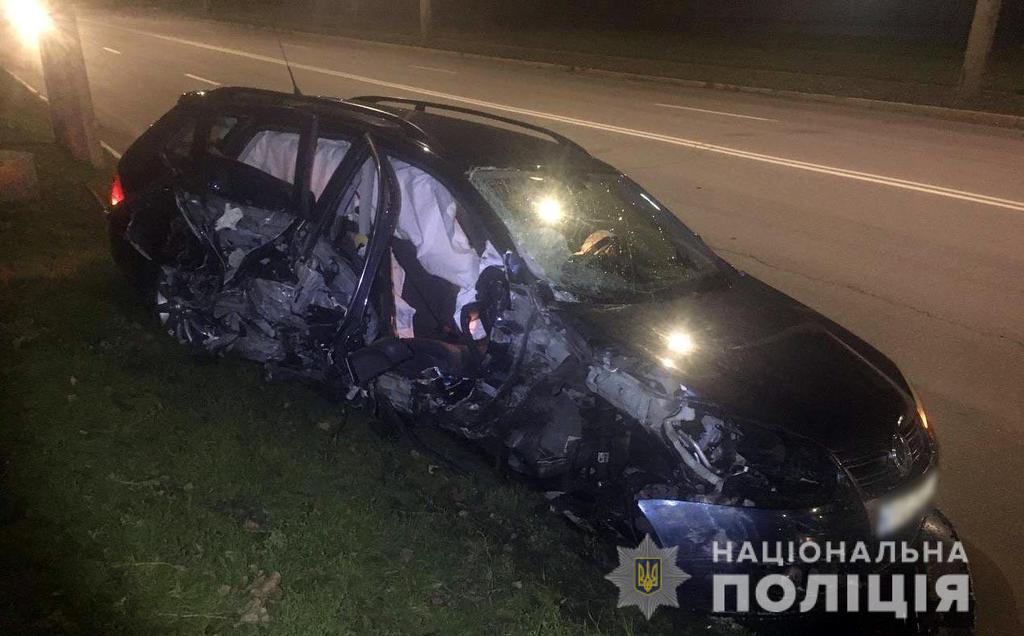На Полтавщині легковик протаранив електроопору: водій втік з місця ДТП
