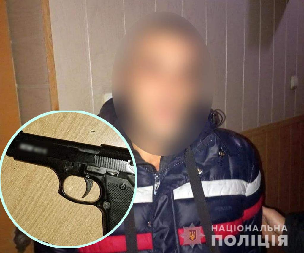 П’яний та з пістолетом: у Полтаві місцевий чоловік налякав людей на зупинці