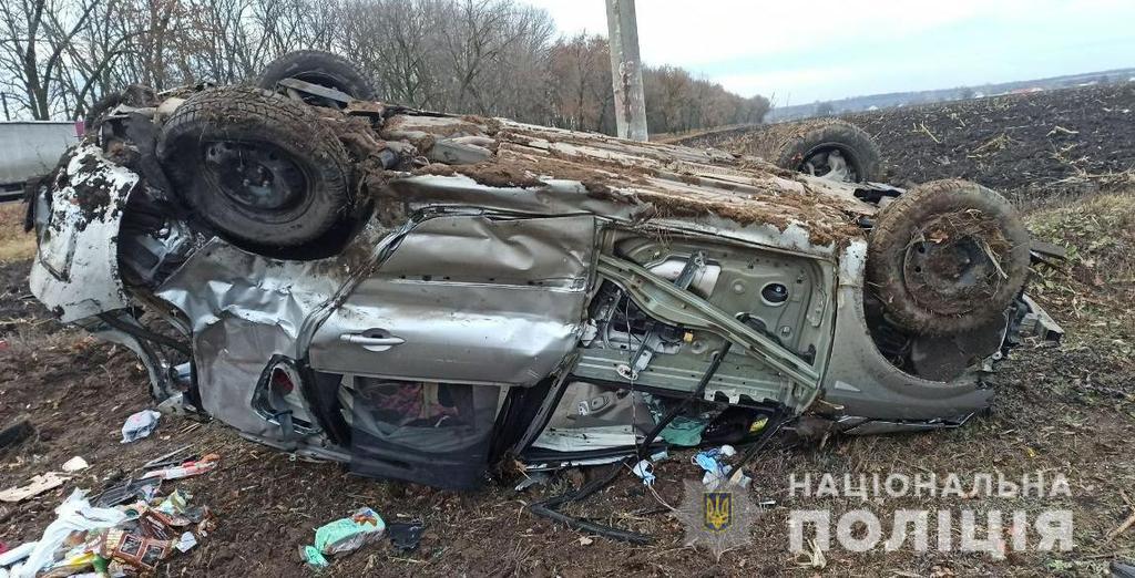 Легковик врізався у вантажівку й злетів із дороги, є потерпілі: ДТП на Полтавщині. ФОТО