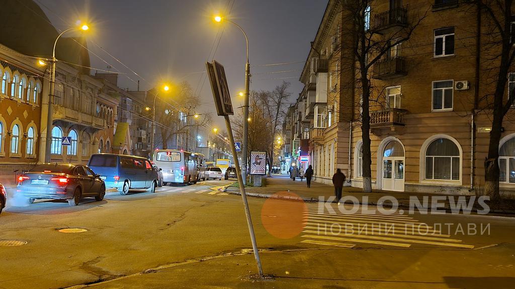 У Полтаві знову пошесть: падають дорожні знаки. ФОТО