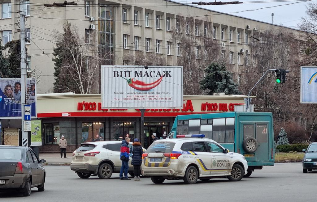 ДТП у центрі Полтави: зіткнулись маршрутка та легковик. ФОТО