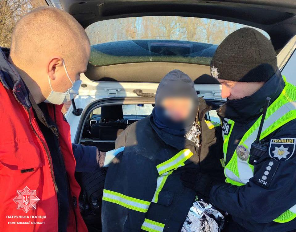 Під Полтавою патрульні та перехожі врятували чоловіка, який провалився під кригу