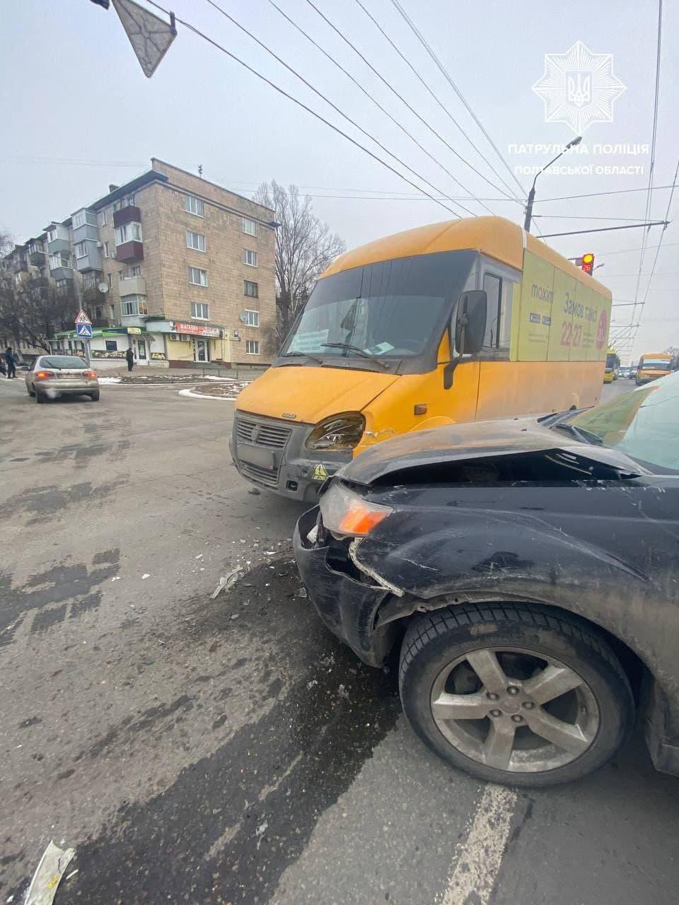 У Полтаві зіткнулися маршрутка та легковик. ФОТО