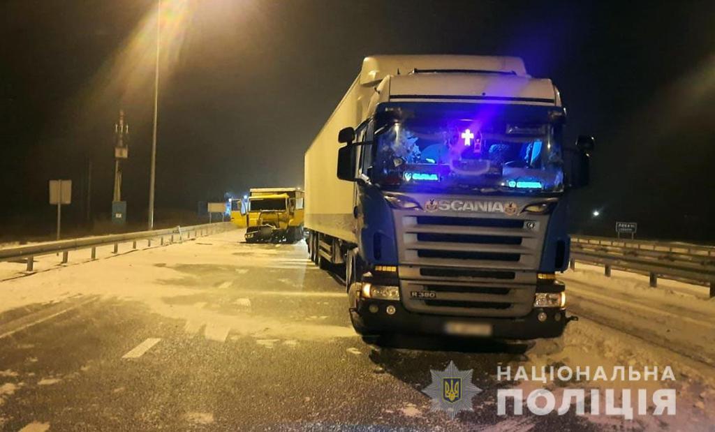 На Полтавщині зіткнулись вантажівки, у ДТП постраждав водій. ФОТО