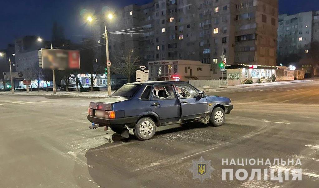 Пошкодили автівку, забрали мобільний та 12 тисяч: на Полтавщині чоловіків підозрюють у пограбуванні та хуліганстві