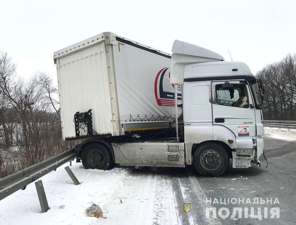 На трасі Київ – Харків вантажівка в’їхала у відбійник, є потерпілий. ФОТО