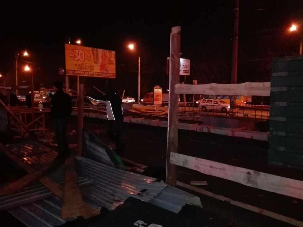 На «Алмазному» в Полтаві активісти знесли паркан навколо будівництва МАФу
