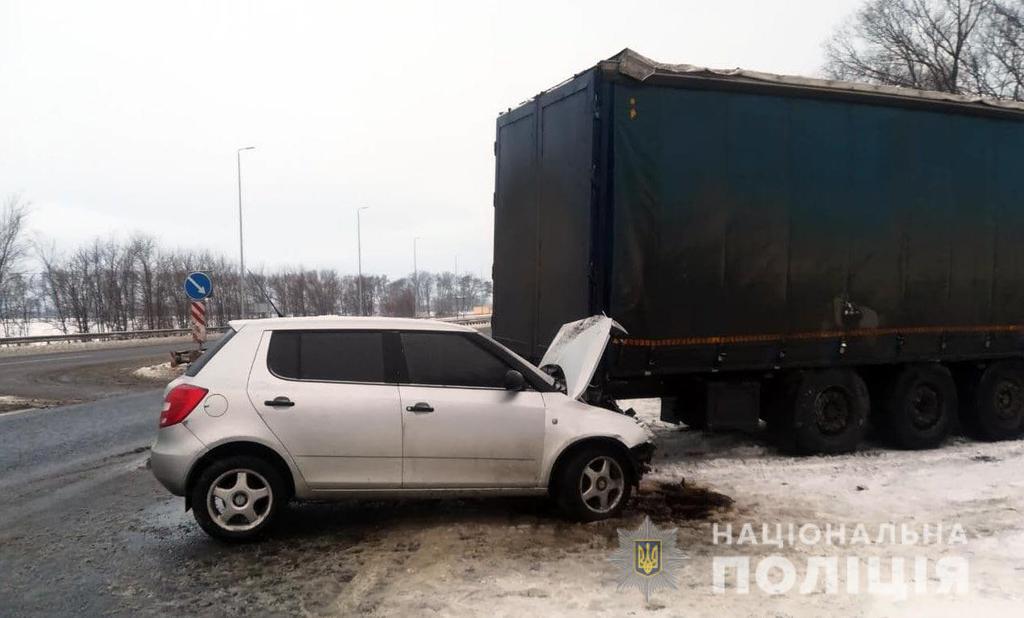 Під Полтавою легковик зіткнувся з вантажівкою: серед постраждалих діти