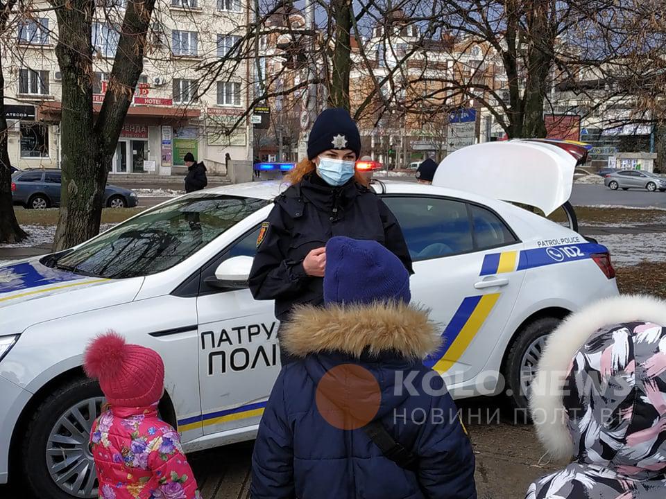 Полтавська малеча святкувала Різдво з патрульними. ФОТО