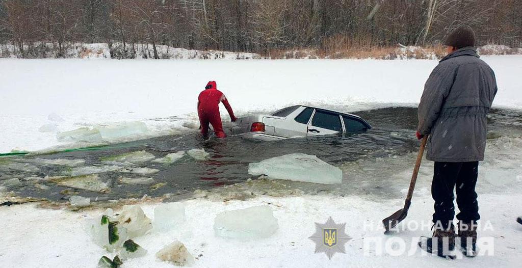 На Полтавщині нетверезий водій «втопив» легковик під кригою
