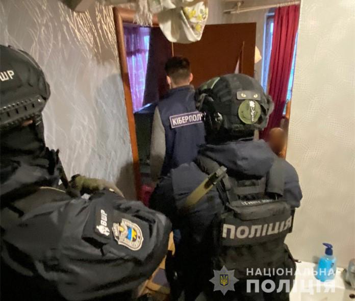 Полтавські правоохоронці викрили жінку з сусідньої області, яка знімала власних дітей в порно